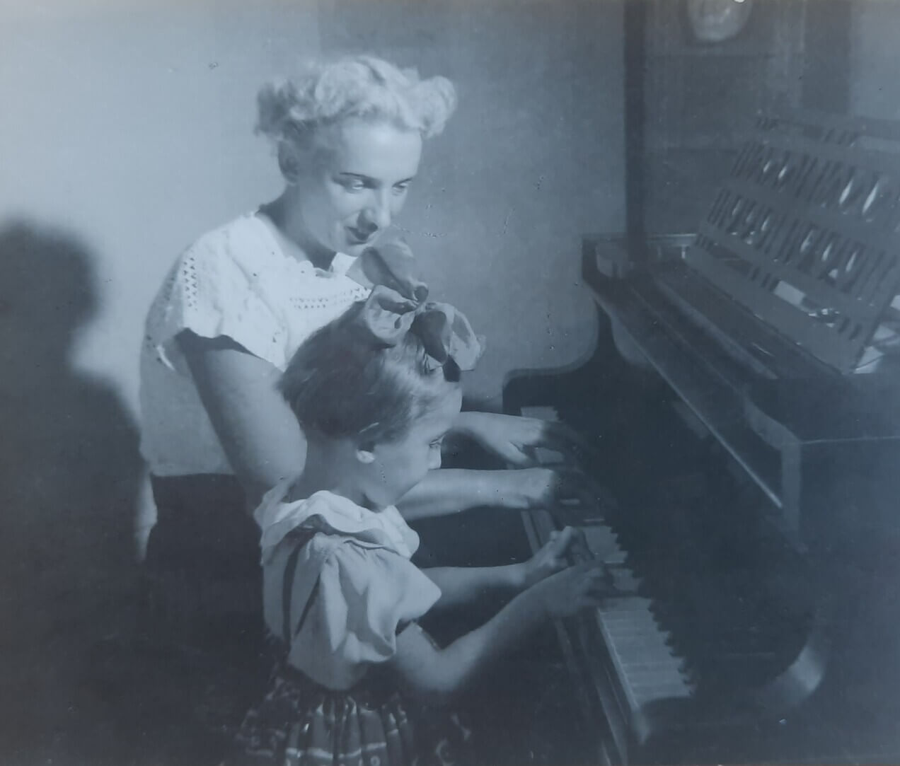 Ivana Lang i učenica za klavirom