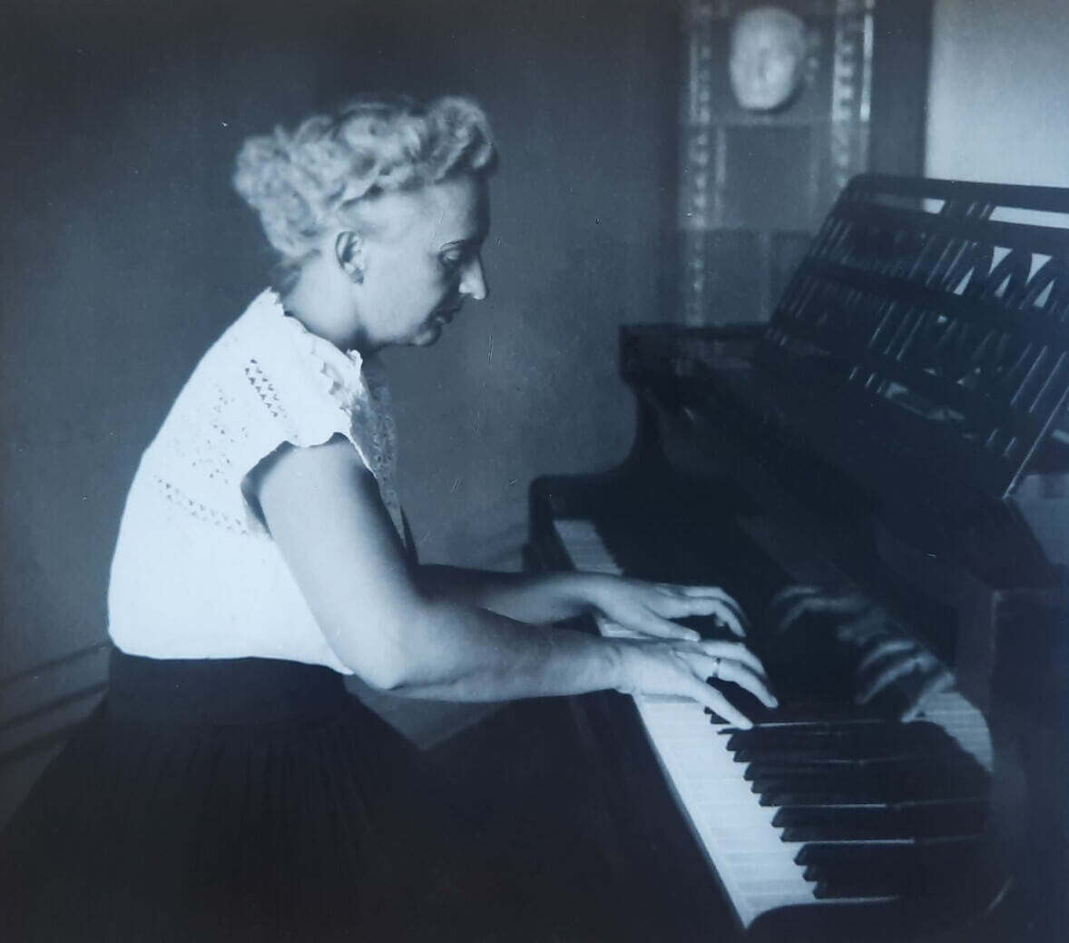 Ivana Lang svira klavir