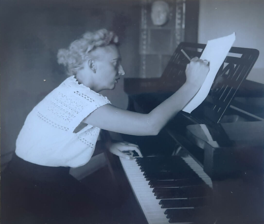 Ivana Lang sklada za klavirom