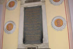Spomen na Vatroslava Lisinskog uklesan je na spomen-ploči na arkadama na zagrebačkom Mirogoju