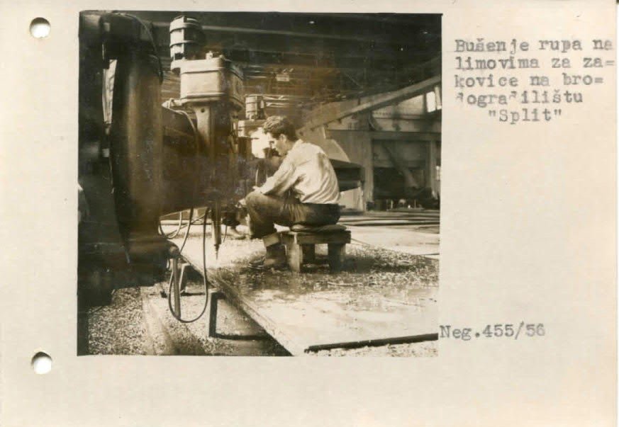Bušenje rupa na limovima za zakovice - Brodogradilište Split, 1956.
