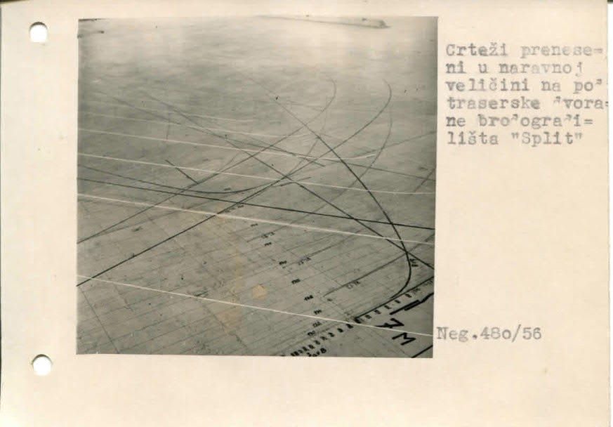 Crteži preneseni u naravnoj veličini slikani na pod traserske dvorane - Brodogradilište Split, 1956.