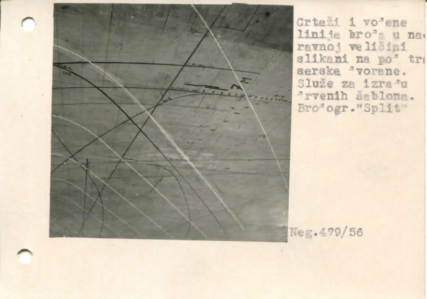 Crteži i vodene linije broda u naravnoj veličini slikani na pod traserske dvorane. Služe za izradu drvenih šablona Brodogradilišta Split, 1956.
