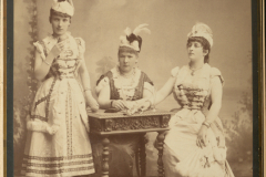 Leonija-Bruckl-i-njezine-ucenice-u-opernim-kostimima_Hrvatski-glazbeni-zavod_eKultura